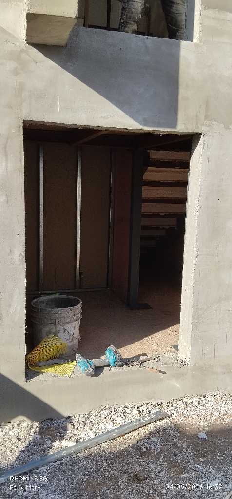 Acceso a la bodega desde el patio, bajo el descanso de la escalera