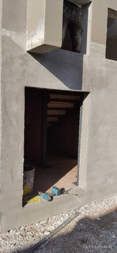 Bodega bajo la escalera en proceso de construcción