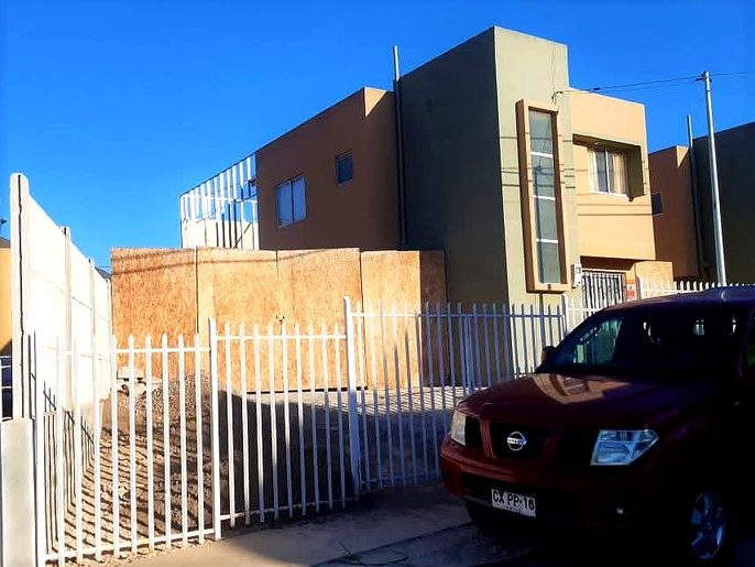 Vivienda mixta construida en Coquimbo, con bloques, paneles SIP y Metalcon
