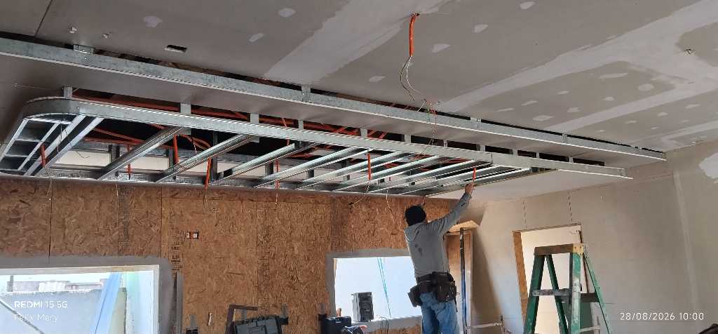 Estructura metálica de la cenefa preparada para iluminación