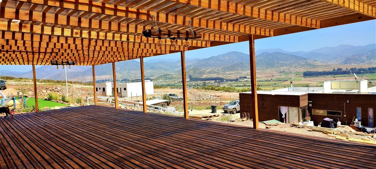 Deck exterior de madera con vista al valle, en La Serena o Coquimbo