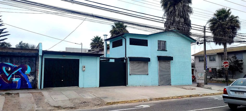 Visualización del edificio con tres locales y un departamento en Coquimbo