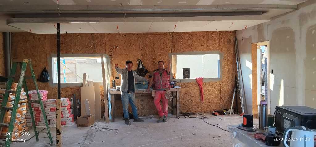 Maestros trabajando el trazado de una cenefa a medida